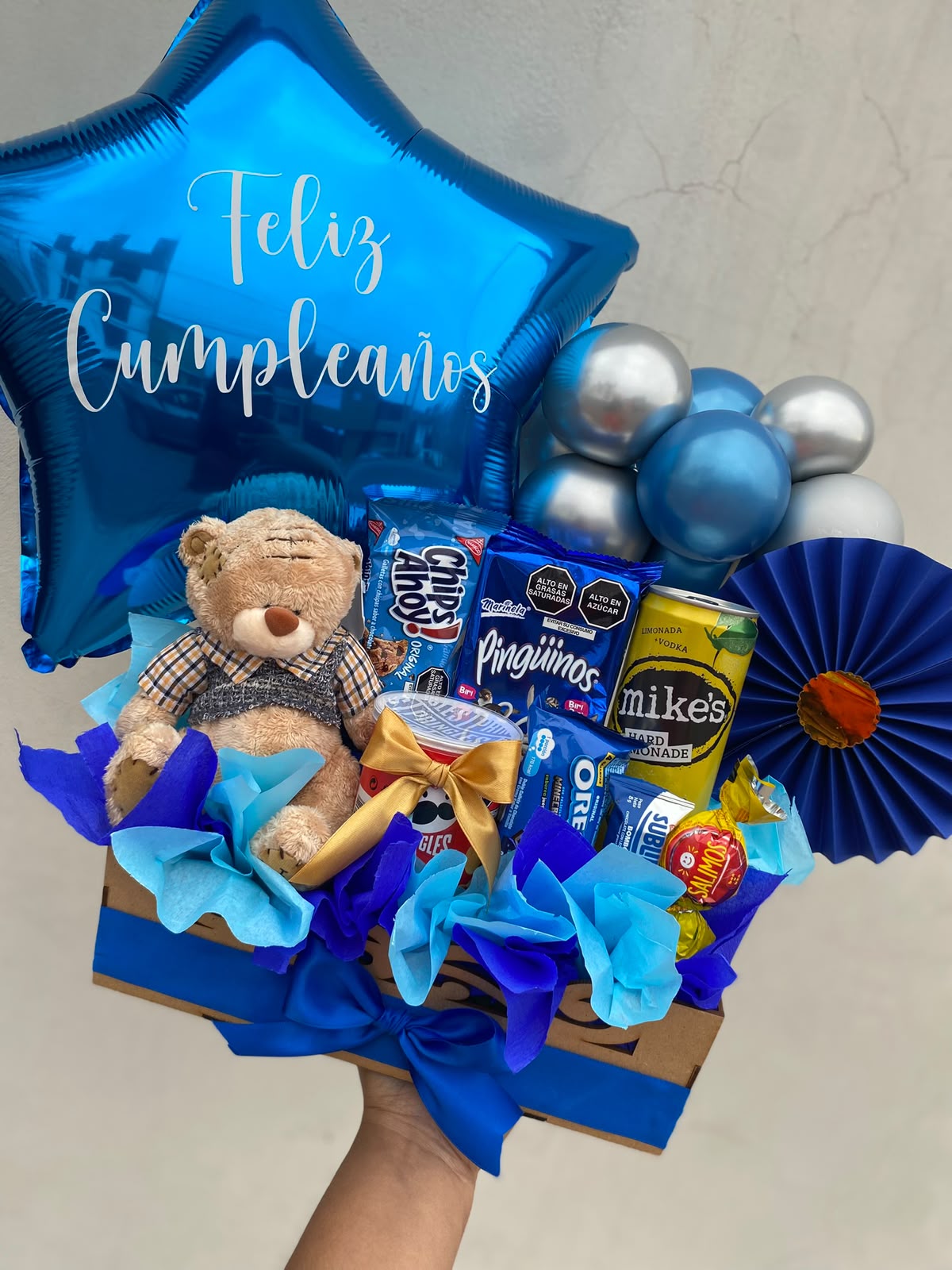 Caja de regalo azul con Stitch, chocolates y decoración personalizada