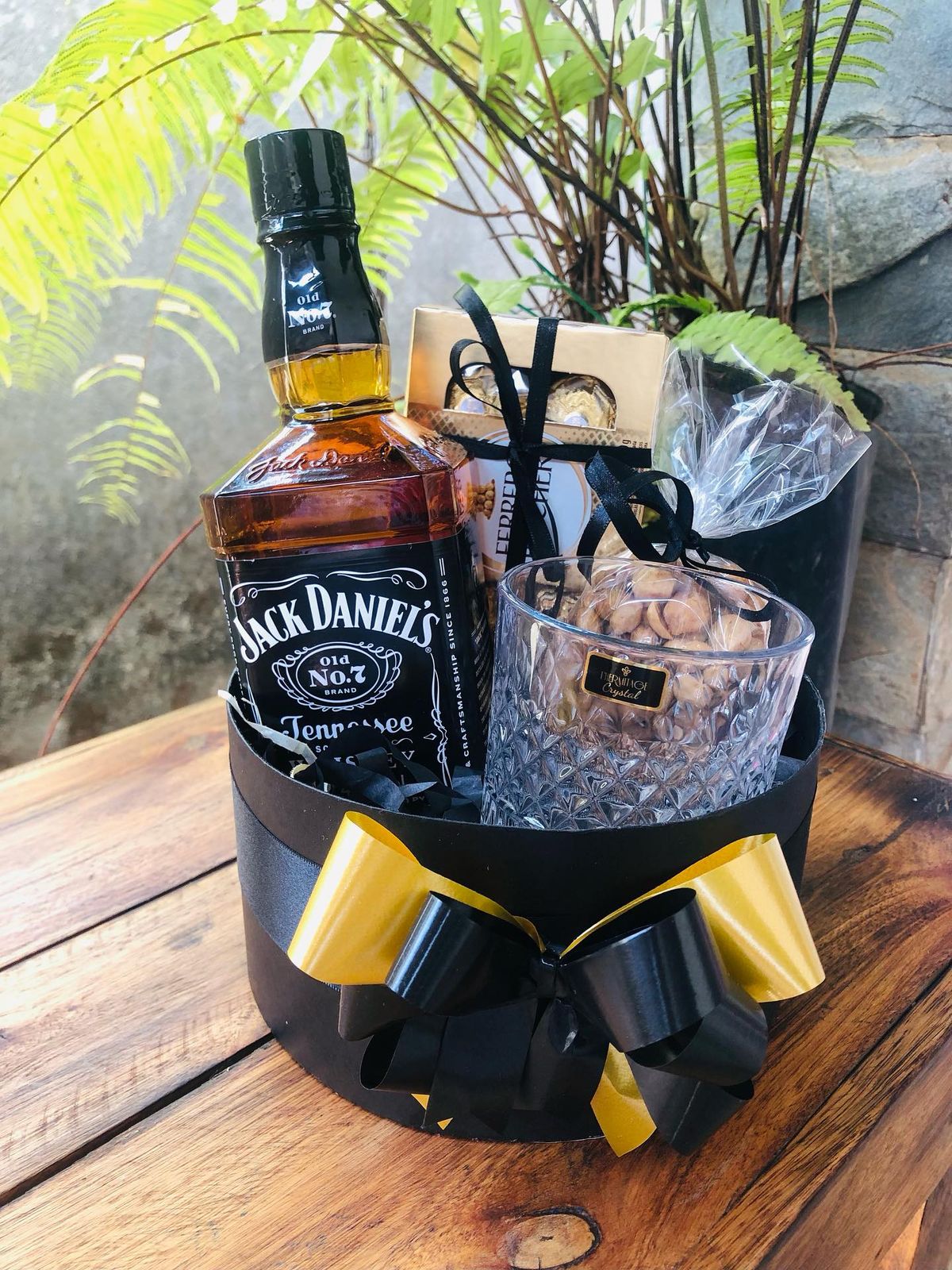 Box de regalo personalizado con whisky y chocolates