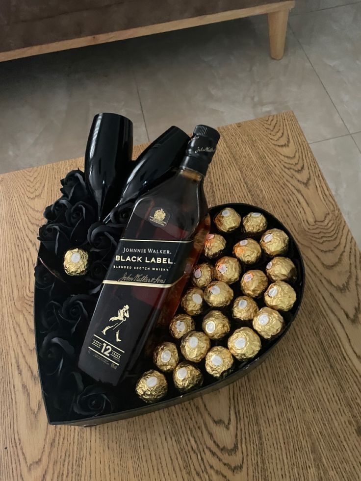 Box de regalo con whisky y corazón de Ferrero