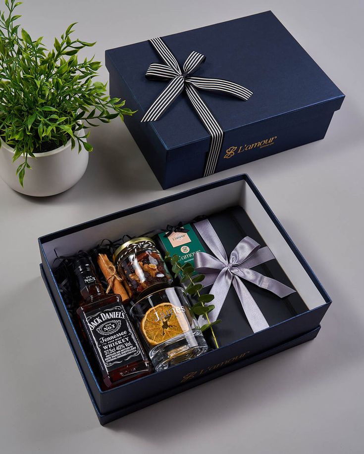 Caja gourmet con whisky, chocolates y snacks premium