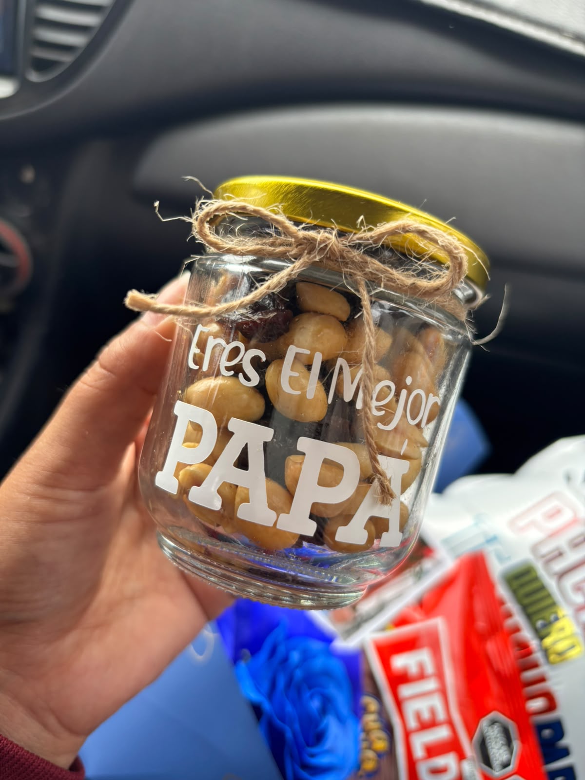 rasco de regalo con bouquet royal y detalles elegantes