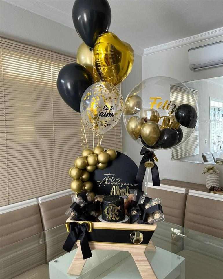 Torre de regalo con botella, Ferrero y globos dorados
