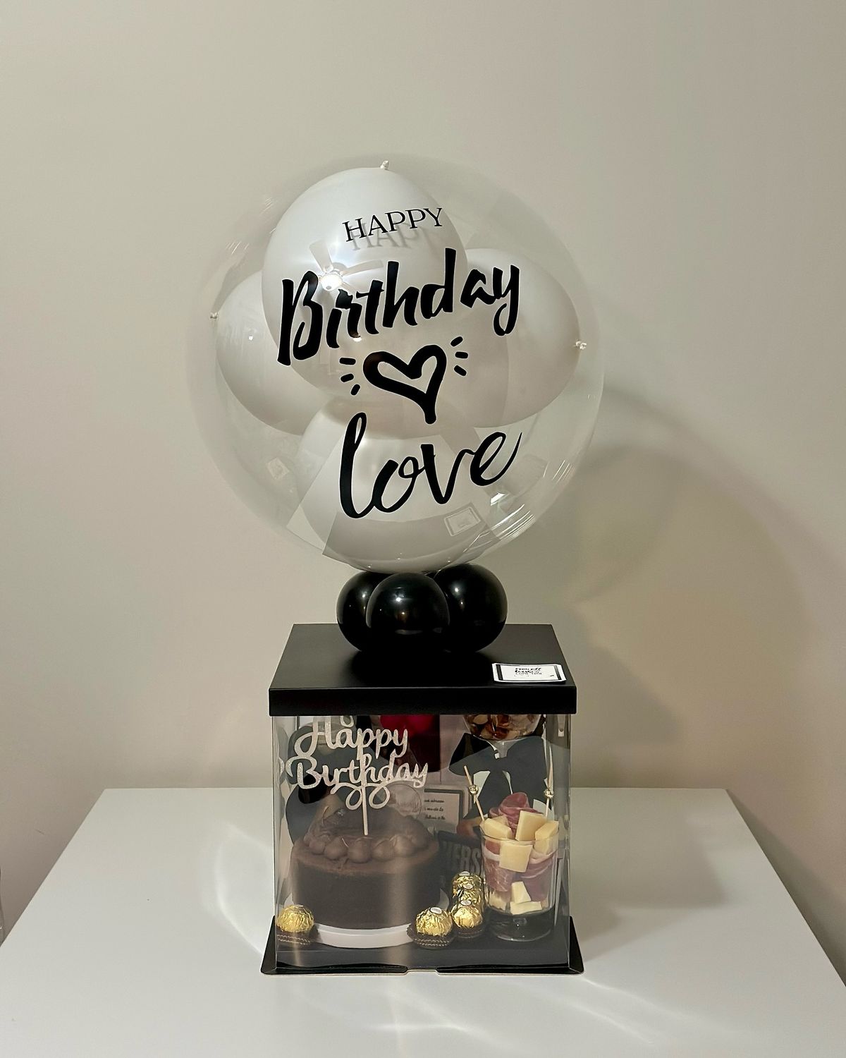 Caja de regalo con dulces y globo burbuja personalizado