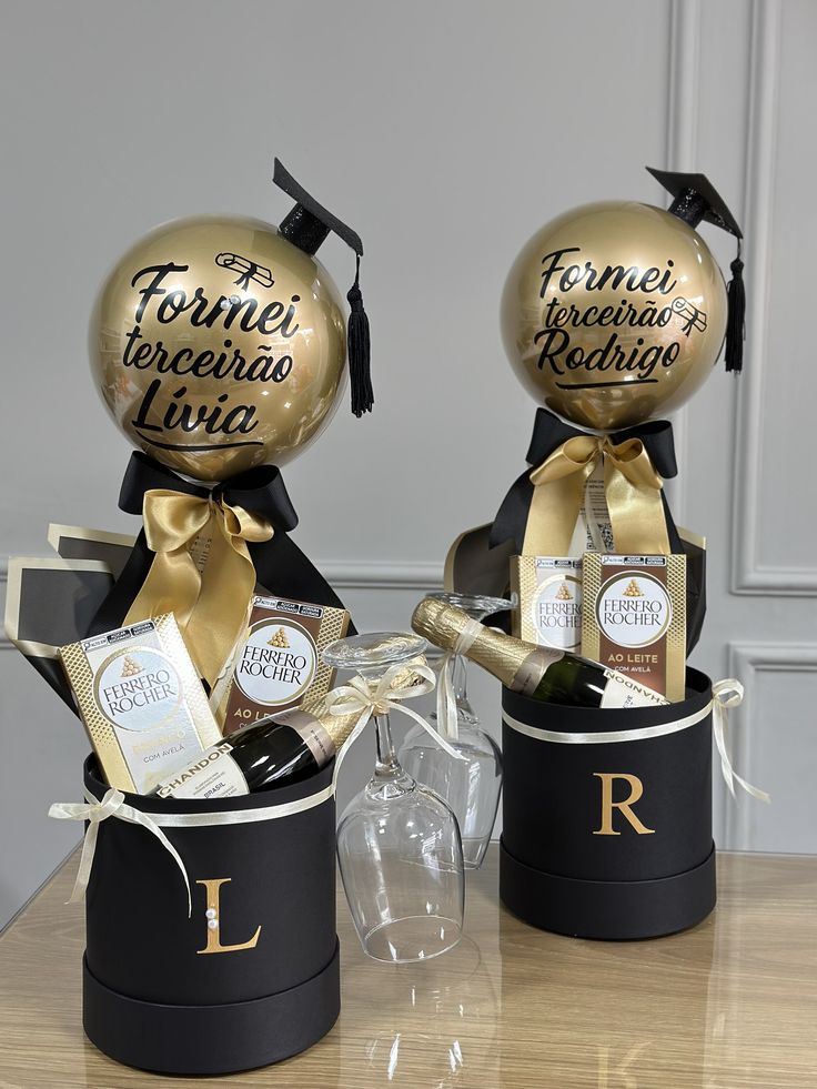 Detalle personalizado con globos dorados de regalo